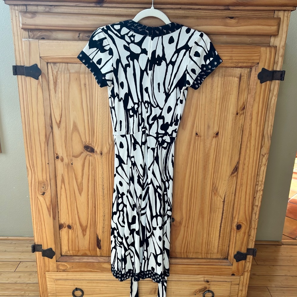 ISSA London Dress 100% Silk Black and White Tie V Neck Zip Up Midi Sz 2 - Picture 6 of 9